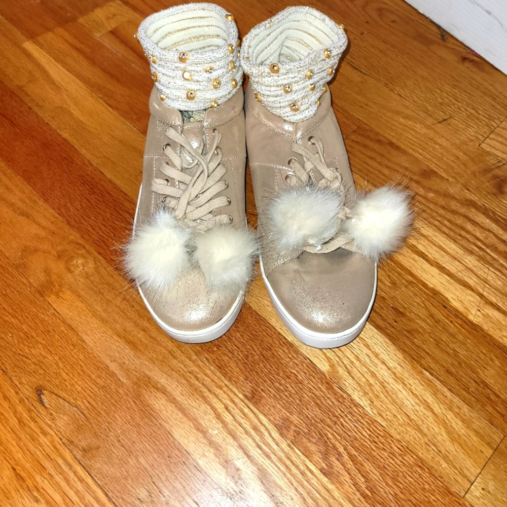 Pearlgold sneaker with matching socks